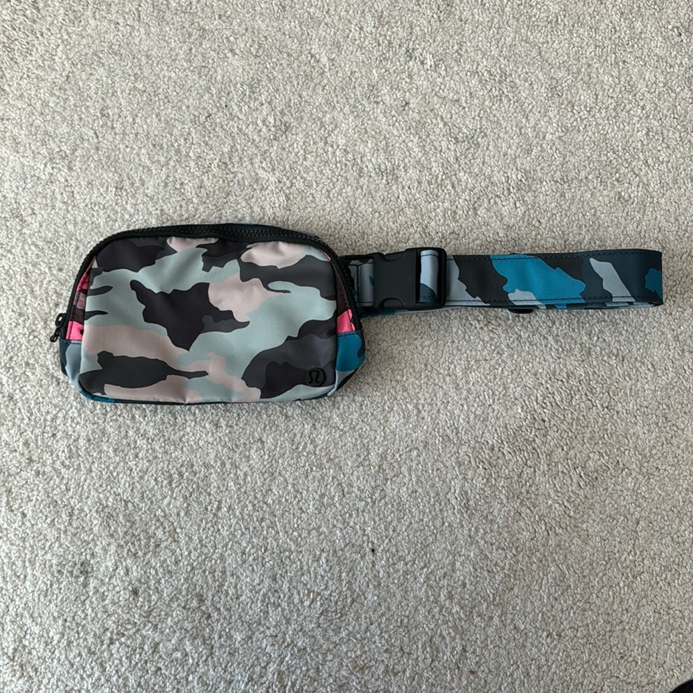 LULULEMON EVERYWHERE BELT BAG  COLORFUL CAMO NWOT